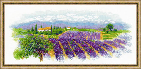 Siuvinėjimo rinkinys levandų laukas, 50×30 cm rėmuotas, medinis auksinis rėmas ir ryškios violetinės levandų eilės, skirtas sienai