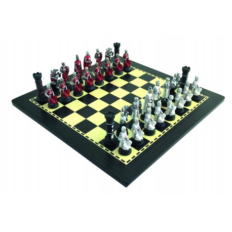 KRYŽIUOČIAI: prabangūs šachmatai su juodmedžio spalvos žaidimo lenta