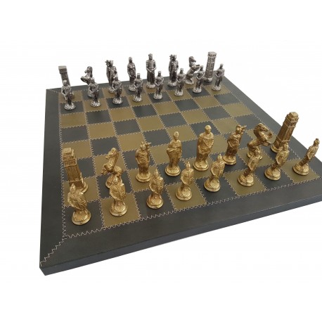 ROMĖNAI PRIEŠ BARBARUS: metaliniai šachmatai su odine pilkai/žalia žaidimo lenta