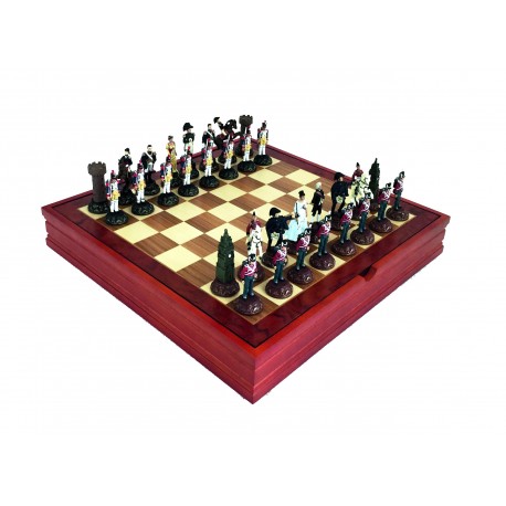 VATERLO MŪŠIS: meniškas šachmatų komplektas su medine lenta/dėže