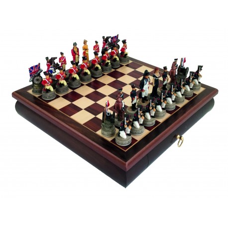 VATERLO MŪŠIS: rankomis spalvinti šachmatai su retos medienos lenta / dėžė