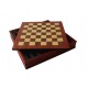 ANGLIJA vs ŠKOTIJA: rankomis spalvinti šachmatai su medine žaidimo lenta ir dėže