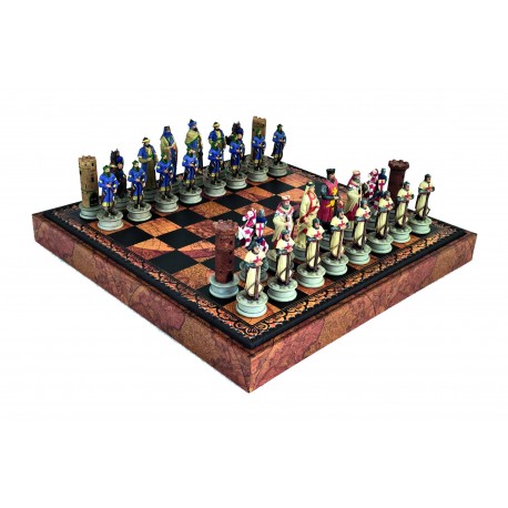 KRYŽIUOČIAI: rankomis spalvinti šachmatai su odos stiliaus lenta ir dėže + ŠAŠKĖS
