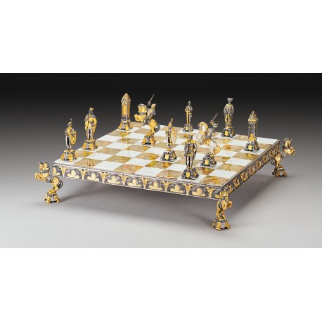 VIDURAMŽIAI: ypač prabangūs šachmatai iš Bronzos dengti tikru 24K auksu
