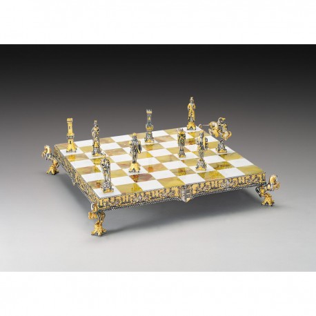 KARALIŠKI ANGLIJOS GIMINĖ: ypač prabangūs šachmatai iš Bronzos dengti tikru 24K auksu