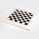 MODERNŪS lakuoti mediniai šachmatai su balta medine žaidimo lenta