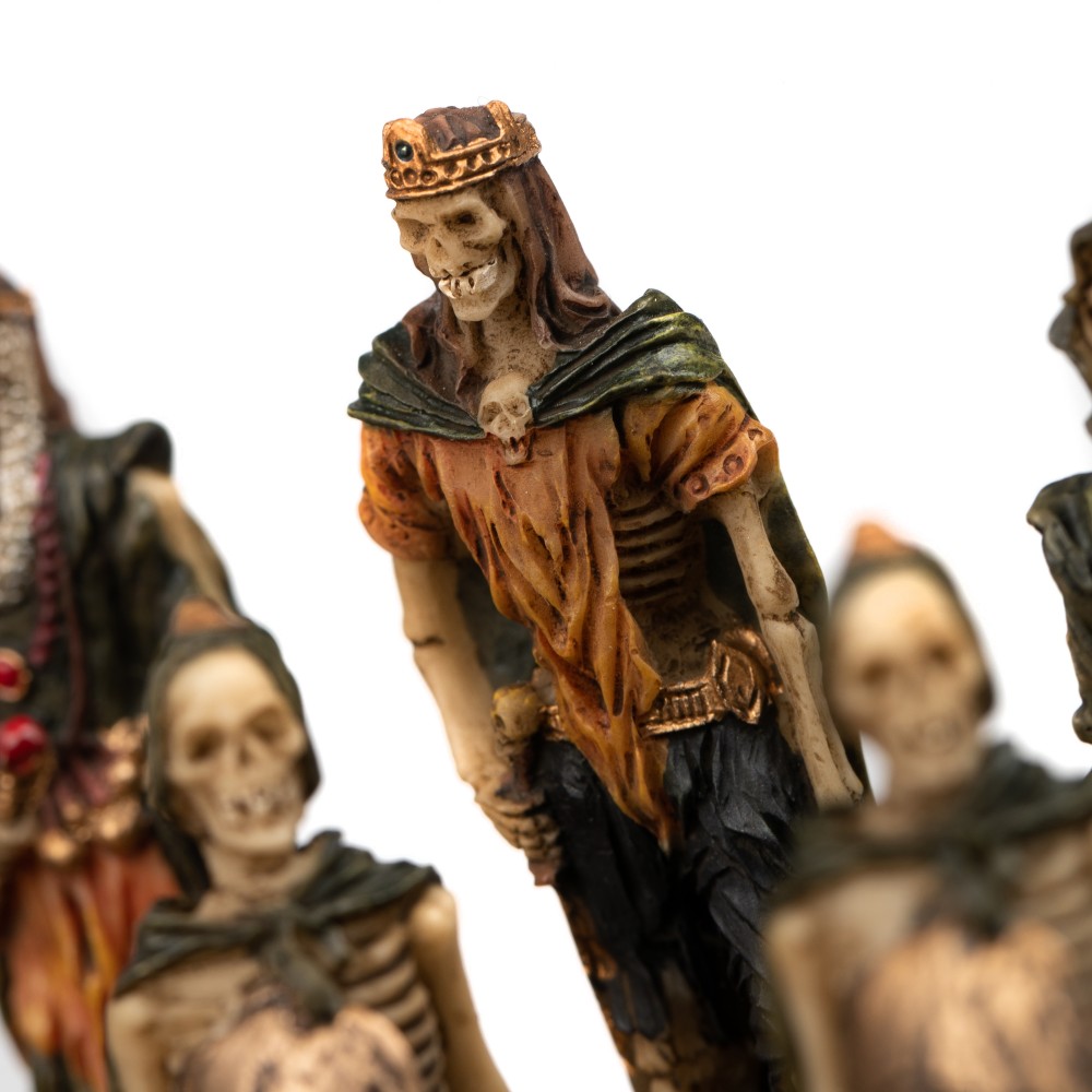 Handpainted Chess Set with Leatherlike Chess Board ZOMBIES 