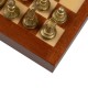 metaliniai šachmatai su perliankiame dėže