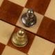 metaliniai šachmatai su perliankiame dėže