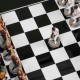 DŽIAZAS VS ROKAS: rankomis spalvinti šachmatai su juoda blizgia medine lenta