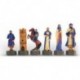 KRYŽIUOČIAI: rankomis spalintos šachmatų figūros iš dervos su vertingos medienos šachmatų lenta