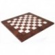 KRYŽIUOČIAI: rankomis spalintos šachmatų figūros iš dervos su vertingos medienos šachmatų lenta