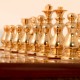 Auksu ir sidabru padengti šachmatai su poliruota šachmatų lenta