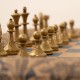 Metalinės šachmatų figūros su unikalia dekoruota šachmatų lenta