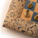Metalinės šachmatų figūros su unikalia dekoruota šachmatų lenta