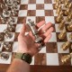 Įspūdingi didžiuliai žalvariniai šachmatai su mediniu stalu