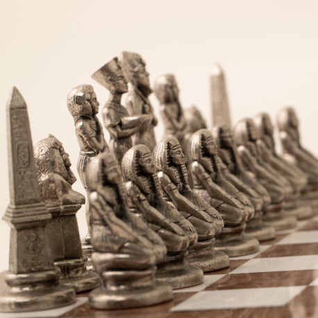 Egiptas: metaliniai šachmatai su unikalia marmūrine žaidimo lenta