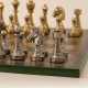 Metaliniai šachmatai su žalia odos pakaitalo lenta