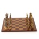Cezaris: metaliniai šachmatai su tamsiai raudona odos pakaitalo lenta
