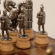 Cezaris: metaliniai šachmatai su tamsiai raudona odos pakaitalo lenta