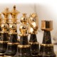 Įspūdingi auksu ir sidabru padengti šachmatai su lenta