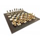 Įspūdingi metaliniai šachmatai su žalsvos spalvos medine šachmatų lenta