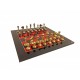 Solidūs metaliniai šachmatai su juodai raudona medine šachmatų lenta