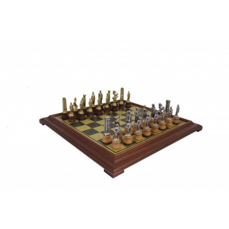 ROMĖNAI prieš BARBARUS: Metalinės šachmatų figūros su medine žaidimo lenta