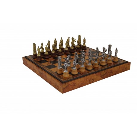 ROMĖNAI vs BARBARAI: Metalinės/medinės šachmatų figūros su dirbtinės odos šachmatų lenta