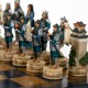 SAMURAJAI: rankomis spalvinti šachmatai su žaidimo lenta
