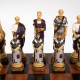 SPARTAKAS: Rankomis spalvintų šachmatų figūros su dirbtinės odos šachmatų lenta
