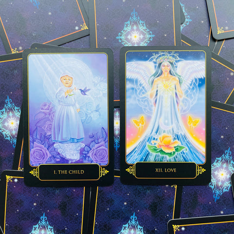 tarot kortos atverstos: violetinė The Child ir pastelinė Love kortos parodytos iš priekio, kontrastingi dizainai ir spalvos