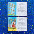 tarot kortos Rider–Waite: dvi kortos (Eight ir Nine of Wands) su iliustracijomis ir paaiškinimais ant mėlyno žvaigždėto fono, matomos iš viršaus