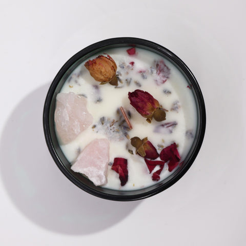 Hop Hare The Lovers rožių kvapo žvakė su rožiniu kvarcu, medinis dagtis