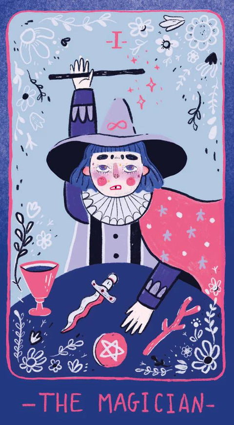 Tarot korta Magas, iliustracinė vertikali versija, pastelinė mėlyna–rožinė paletė, stalo pentagrama, kardas ir lazdelė