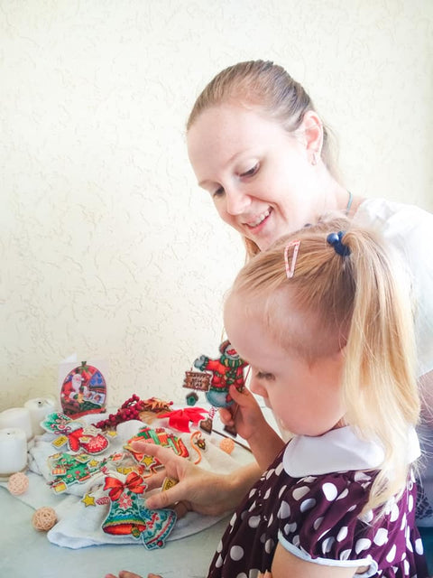 Kalėdinių eglutės žaisliukų siuvinėjimo kryželiu rinkinys, plastikinis kanvas