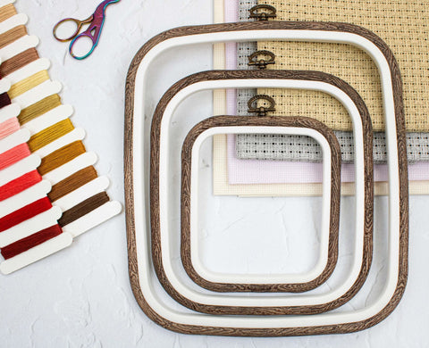 Nurge Flexi Hoop kvadratinis siuvinėjimo lankelis 12,5×14,5 cm tamsiai rudas
