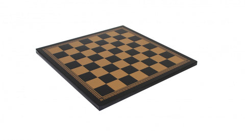 Šachmatų lenta juodos ir smėlio spalvos, plona 50×50 cm versija su ornamentiniu rėmeliu, pateikta kampu