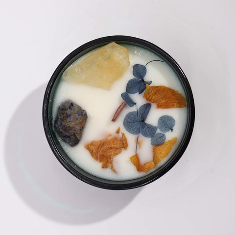 Kristalų žvakė „Saulė“ – citrinžolė ir sausmedis, medinė dagtis, Hop Hare