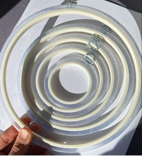 Permatomas siuvinėjimo lankelis Flexi, apvalus 17 cm