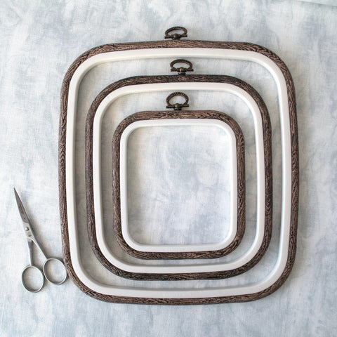 Nurge kvadratinis siuvinėjimo lankelis Flexi Hoop 18x20 cm, tamsiai rudas