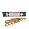 Palo Santo smilkalai Satya, 15 g juoda dėžutė su raudona etikete ir išsiskleidusios rudos lazdelės, priekinis planas