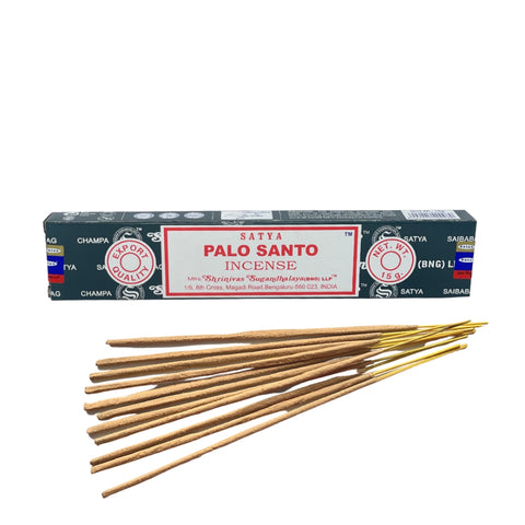 Palo Santo smilkalai Satya, 15 g juoda dėžutė su raudona etikete ir išsiskleidusios rudos lazdelės, priekinis planas