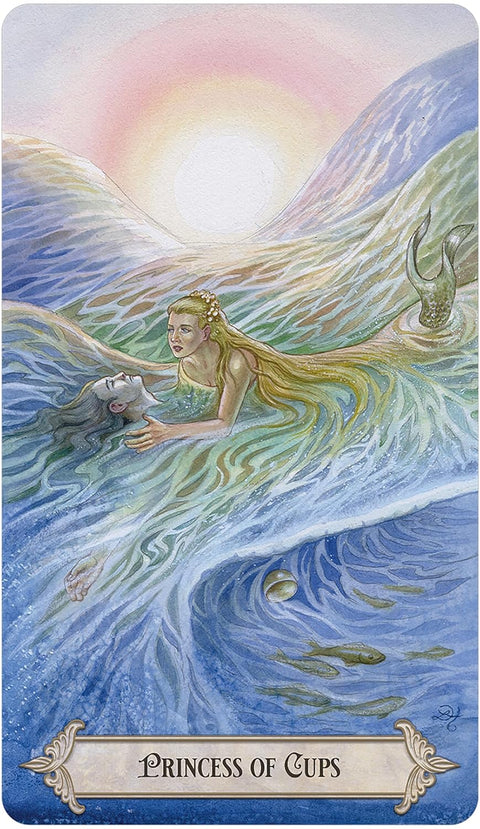 tarot korta Princess of Cups: pastelinių vandens tonų iliustracija su jauna jūros panele, gelbstinčia nuskendusį žmogų