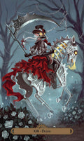 tarot korta Mirtis (XIII) steampunk dizainas: moteris raudonoje suknele ant mechaninio žirgo, kontrastinga raudona kompozicija ir grandininių detalių variantas