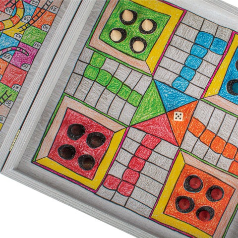 stalo žaidimas rankomis nudažytas Ludo dizainas ant medinio dėklo, arti kadro su keturiais žetonais ir kauliuku