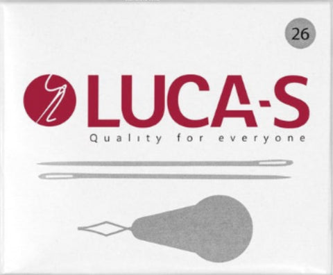 Siuvimo adatų rinkinys LUCA‑S baltame dėkle su raudonu logotipu, 26 vnt., įskaitant įvairaus dydžio adatas ir siuvimo smailiklį