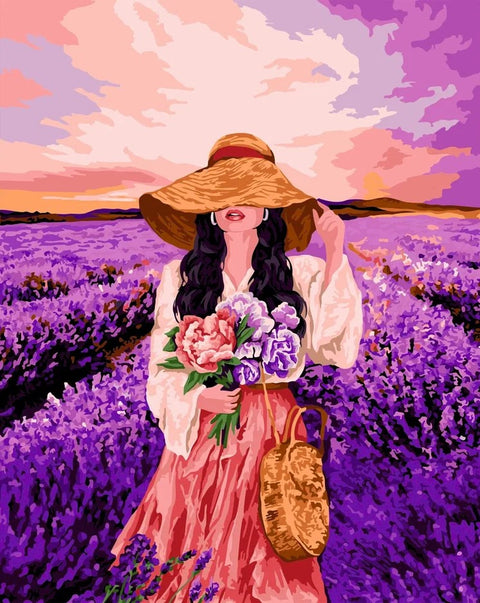 Drobė su moterimi levandų lauke, ryškūs purpuriniai tonai, plati skrybėlė, rožinė suknelė ir pintas krepšelis, 60×80 cm