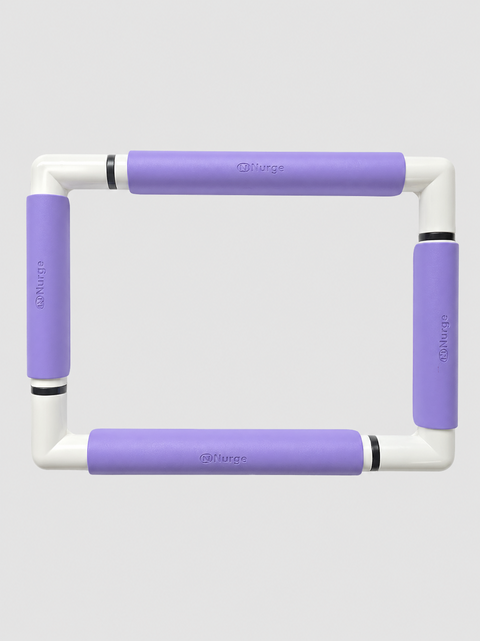 Violetinis plastikinis siuvinėjimo rėmelis su spaustukais 21x29 cm