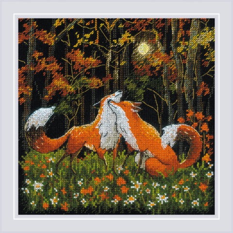 Siuvinėjimo kryželiu rinkinys „Rudoji meilė“ – lapės juodame fone, 20x20 cm